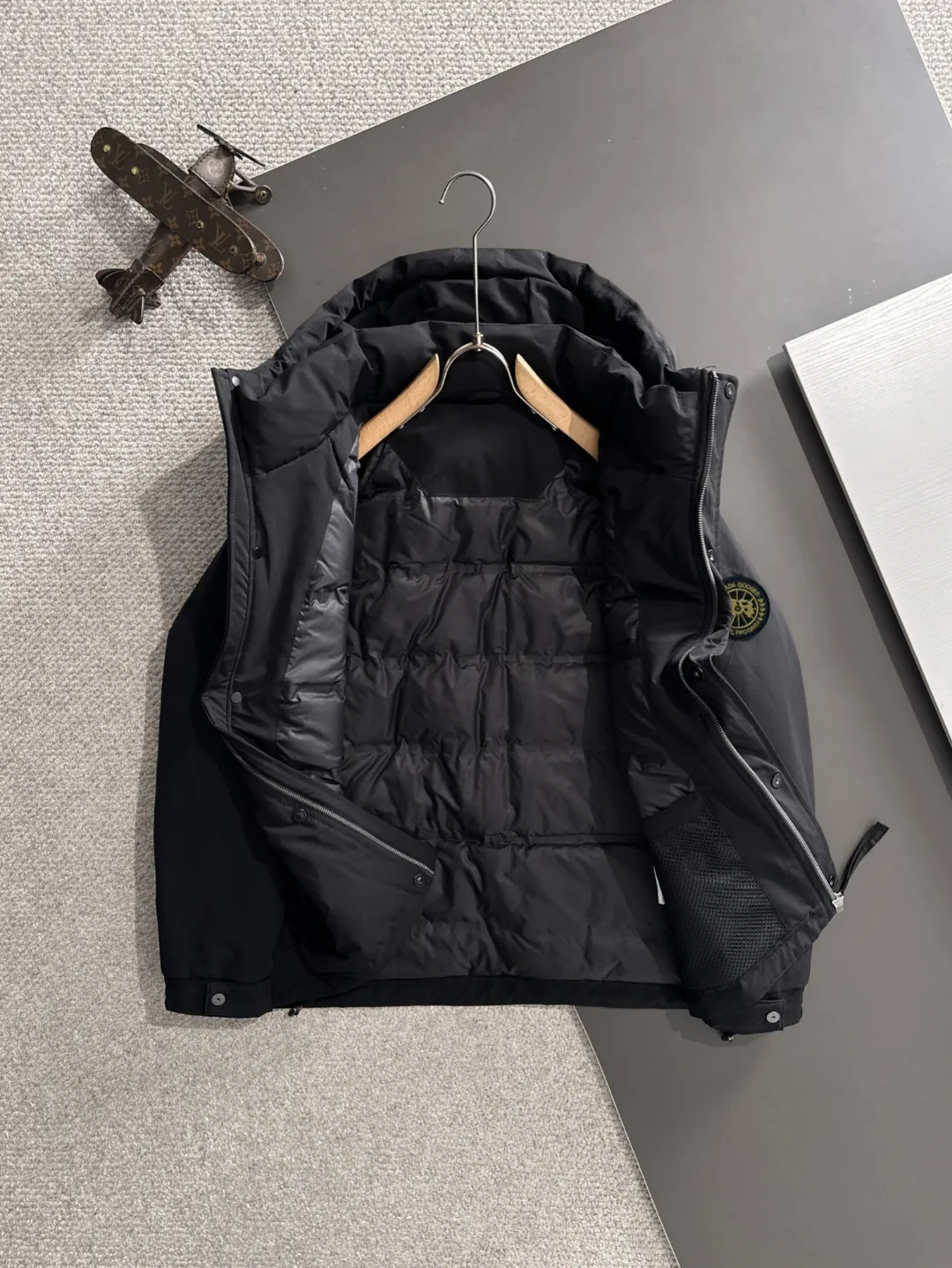 Two-day delivery time P960 Big Goose 🔥🔥 High-end customization 2025 winter official website's latest popular down jacket. Original custom-made hardware accessories for customers, all imported and original customization. Welcome to compare at the counter. Absolutely high quality. Use top-grade 90 white goose down. Super soft. Filled with fluffy and full feathers. Super heavy work. Fabric workmanship is excellent. The version is super perfect. Note⚠The fabric is super comfortable. Exclusive model. High-end quality. A must-have warm and protective artifact in winter. Size: M-3XL